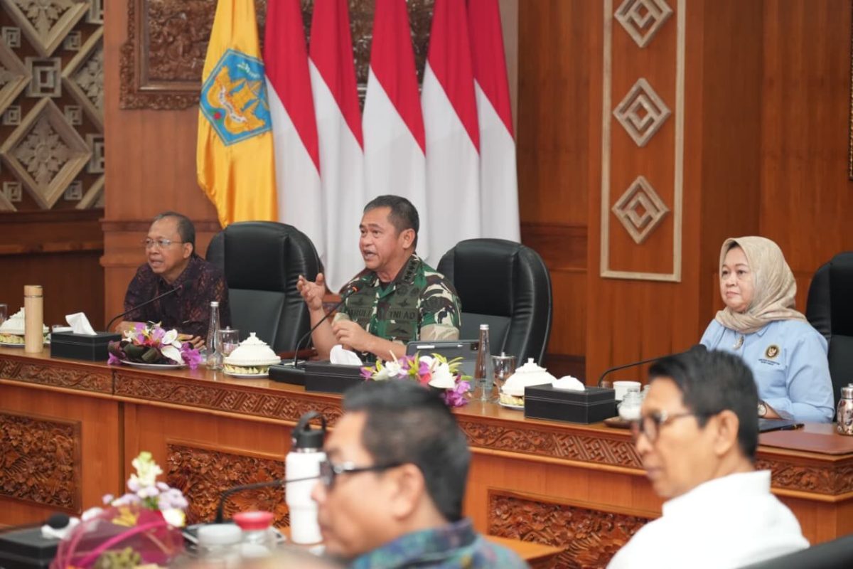 Kasad Jenderal TNI Maruli Simanjuntak, M.Sc., melaksanakan peninjauan dan koordinasi terkait pengelolaan sampah terpadu serta pengembangan energi baru terbarukan di Provinsi Bali, Jumat (22/5/2026).