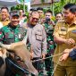 Pangdam XIII/Merdeka Mayjen TNI Mirza Agus menghadiri penyerahan bantuan hewan kurban dari Presiden RI Prabowo Subianto dan Pemerintah Provinsi Sulawesi Utara di Kantor Gubernur Sulut, Senin (25/5/2026).