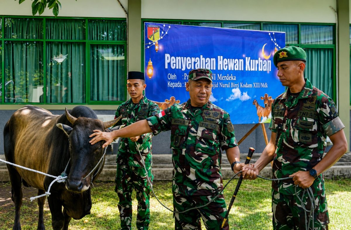 Pangdam XIII/Merdeka Mayjen TNI Mirza Agus, S.I.P., menyerahkan satu ekor sapi kurban kepada satuan Yonif TP 916/BS dalam rangka menyambut Hari Raya Iduladha 1447 Hijriah.