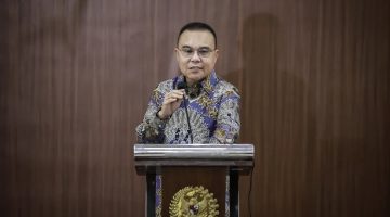 Wakil Ketua DPR Sufmi Dasco Ahmad menyampaikan keterangan pers di Kompleks Parlemen, Senayan, Jakarta, Selasa (31/3/2026). ANTARA FOTO/Dhemas Reviyanto/tom.