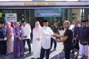 Dankodaeral VIII Laksda TNI Dery Triesananto Suhendi, S.E., M.Tr.Opsla., didampingi Ketua Daerah Kodaeral VIII Gabungan Jalasenastri Kodaeral VIII menyerahkan sekaligus meninjau langsung prosesi penyembelihan hewan kurban di Masjid Amirul Bahri Kodaeral VIII, Rabu (27/5/2026).