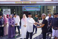 Dankodaeral VIII Laksda TNI Dery Triesananto Suhendi, S.E., M.Tr.Opsla., didampingi Ketua Daerah Kodaeral VIII Gabungan Jalasenastri Kodaeral VIII menyerahkan sekaligus meninjau langsung prosesi penyembelihan hewan kurban di Masjid Amirul Bahri Kodaeral VIII, Rabu (27/5/2026).