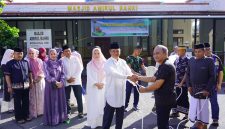 Dankodaeral VIII Laksda TNI Dery Triesananto Suhendi, S.E., M.Tr.Opsla., didampingi Ketua Daerah Kodaeral VIII Gabungan Jalasenastri Kodaeral VIII menyerahkan sekaligus meninjau langsung prosesi penyembelihan hewan kurban di Masjid Amirul Bahri Kodaeral VIII, Rabu (27/5/2026).