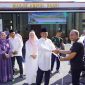 Dankodaeral VIII Laksda TNI Dery Triesananto Suhendi, S.E., M.Tr.Opsla., didampingi Ketua Daerah Kodaeral VIII Gabungan Jalasenastri Kodaeral VIII menyerahkan sekaligus meninjau langsung prosesi penyembelihan hewan kurban di Masjid Amirul Bahri Kodaeral VIII, Rabu (27/5/2026).