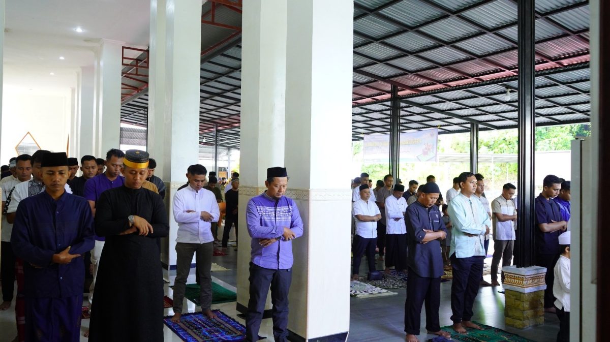 Dankodaeral VIII Laksda TNI Dery Triesananto Suhendi, S.E., M.Tr.Opsla., melaksanakan Sholat Iduladha 1447 Hijriah bersama prajurit, keluarga besar Kodaeral VIII, dan masyarakat di Masjid Amirul Bahri Kodaeral VIII, Rabu (27/5/2026).