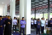 Dankodaeral VIII Laksda TNI Dery Triesananto Suhendi, S.E., M.Tr.Opsla., melaksanakan Sholat Iduladha 1447 Hijriah bersama prajurit, keluarga besar Kodaeral VIII, dan masyarakat di Masjid Amirul Bahri Kodaeral VIII, Rabu (27/5/2026).