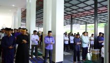 Dankodaeral VIII Laksda TNI Dery Triesananto Suhendi, S.E., M.Tr.Opsla., melaksanakan Sholat Iduladha 1447 Hijriah bersama prajurit, keluarga besar Kodaeral VIII, dan masyarakat di Masjid Amirul Bahri Kodaeral VIII, Rabu (27/5/2026).
