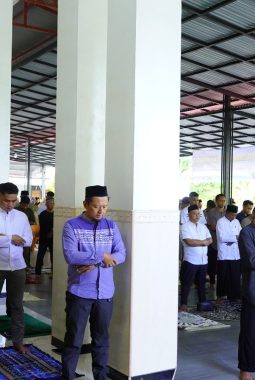 Dankodaeral VIII Gelar Sholat Iduladha Bersama Prajurit dan Warga di Manado