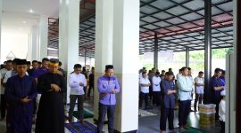 Dankodaeral VIII Laksda TNI Dery Triesananto Suhendi, S.E., M.Tr.Opsla., melaksanakan Sholat Iduladha 1447 Hijriah bersama prajurit, keluarga besar Kodaeral VIII, dan masyarakat di Masjid Amirul Bahri Kodaeral VIII, Rabu (27/5/2026).