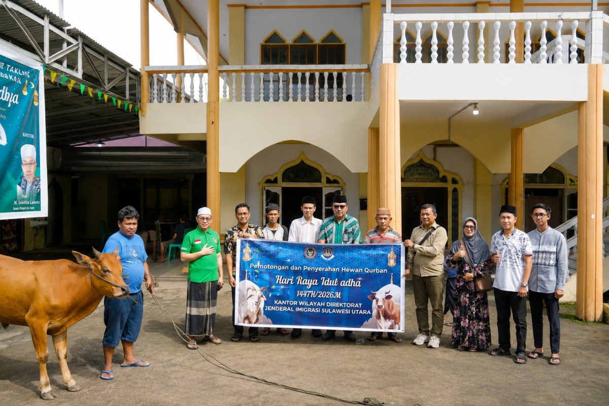 Kantor Wilayah Direktorat Jenderal Imigrasi Sulawesi Utara memaknai Hari Raya Iduladha 1447 Hijriah sebagai momentum memperkuat kepedulian sosial dan semangat berbagi kepada masyarakat melalui kegiatan kurban di Masjid Al-Amin Ranomuut, Kota Manado, Rabu (27/5/2026).