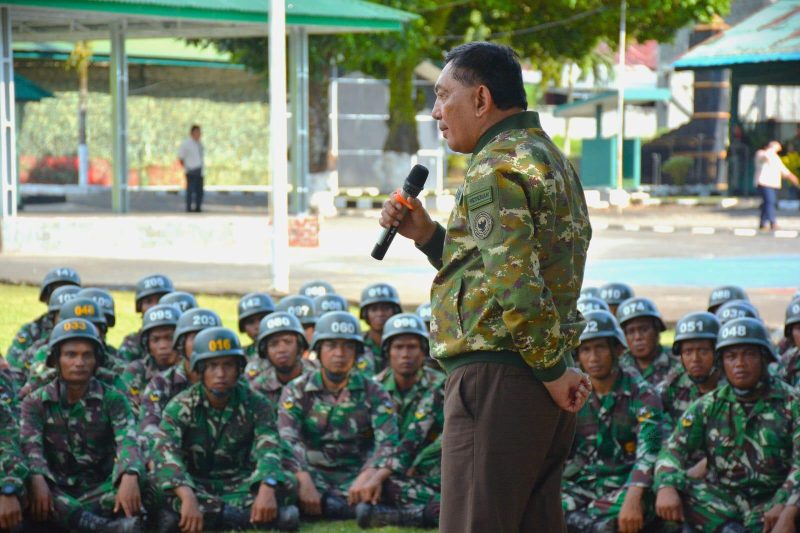 Menteri Pertahanan Republik Indonesia Jenderal TNI (Purn) Sjafrie Sjamsoeddin melaksanakan kunjungan kerja ke Sekolah Calon Bintara (Secaba) Rindam XIII/Merdeka di Amurang, Kabupaten Minahasa Selatan, Sulawesi Utara, Jumat (8/5/2026).