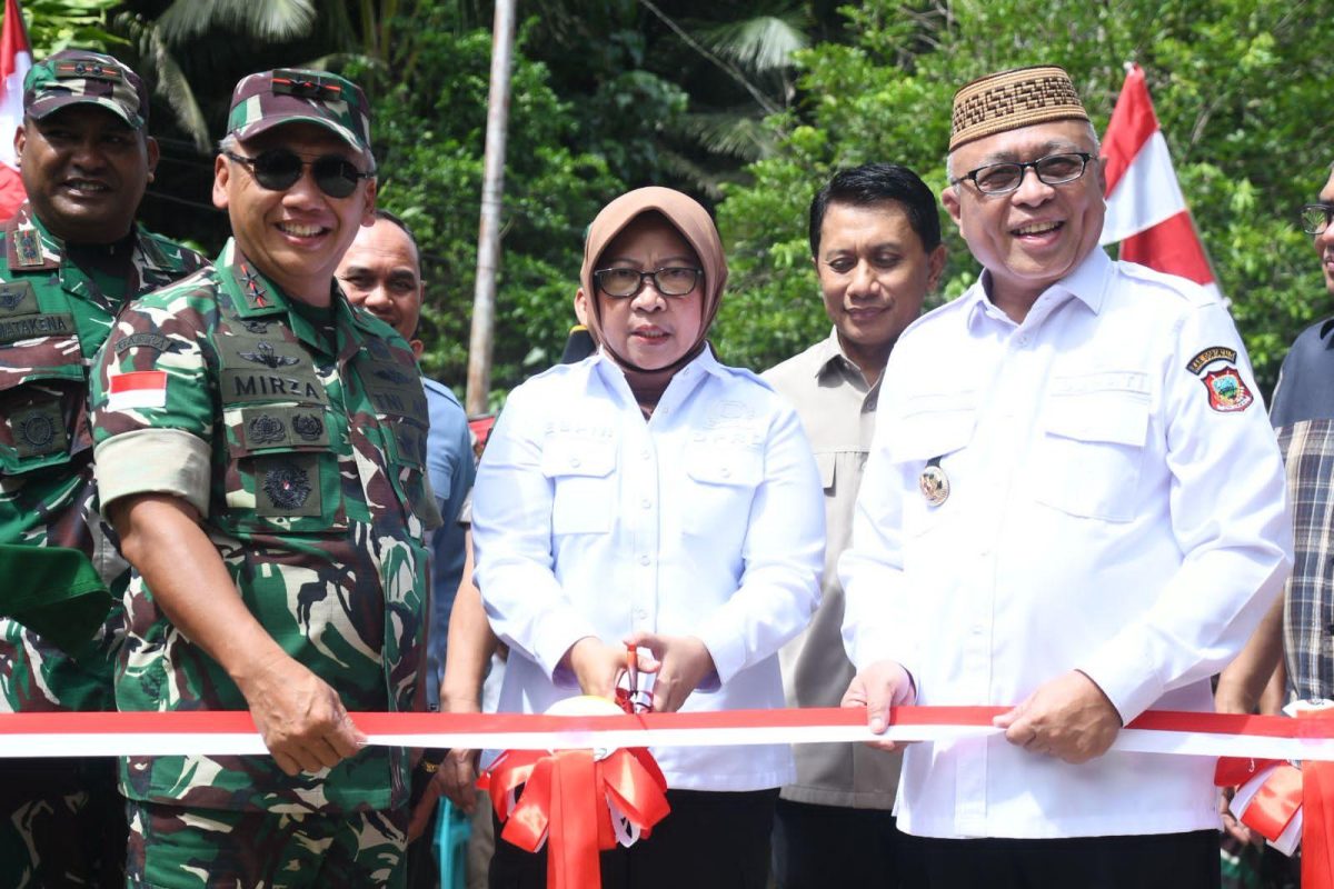 Pangdam XIII/Merdeka Mayjen TNI Mirza Agus, S.I.P., meresmikan Jembatan Garuda di Desa Ulapato B, Kecamatan Telaga Biru, Kabupaten Gorontalo, Rabu