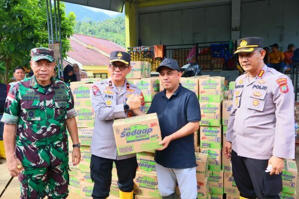 Wakapolda Sulawesi Utara Brigjen Pol Awi Setiyono bersama Danrem 131/Santiago Brigjen TNI Martin Susilo Martopo Turnip turun langsung meninjau penanganan darurat banjir bandang di Kabupaten Bolaang Mongondow (Bolmong), Kamis (28/5/2026).