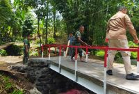 Kabar baik datang dari Desa Kali, Kecamatan Pineleng. Jembatan Perintis Garuda yang dibangun oleh Kodim 1309/Manado kini telah rampung 100 persen dan siap dimanfaatkan masyarakat.