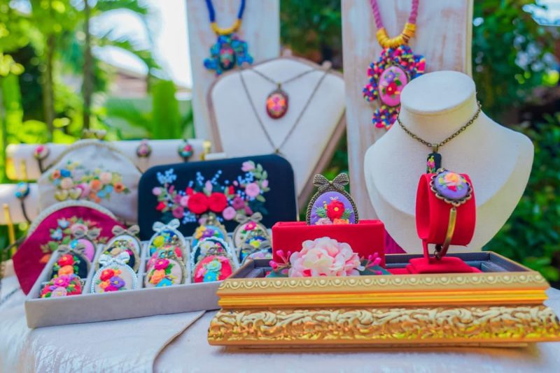 Berawal dari ketertarikan sederhana pada seni sulam benang, UMKM Hai Setala kini berkembang menjadi brand aksesori handmade yang tidak hanya bernilai seni tinggi, tetapi juga mampu menghasilkan pendapatan menjanjikan.