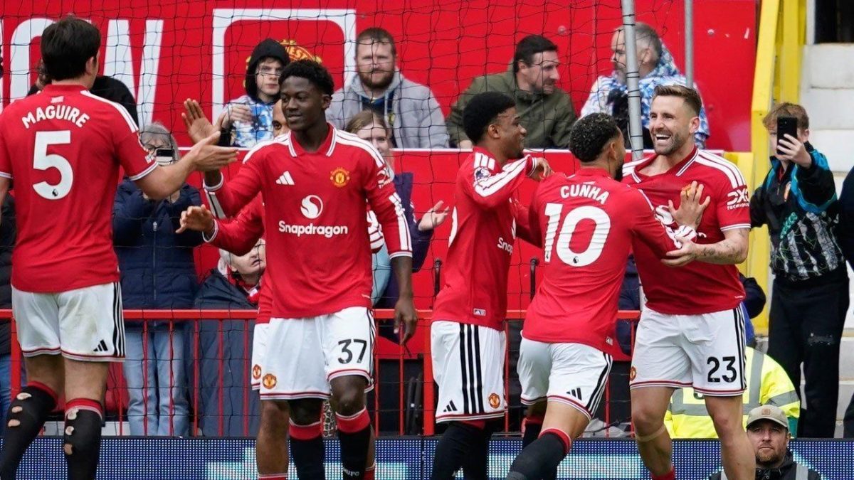Manchester United memastikan finis di posisi ketiga klasemen akhir Premier League 2025/2026 setelah meraih kemenangan dramatis 3-2 atas Nottingham Forest, Minggu (17/5/2026) malam.