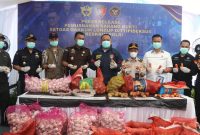 Aparat penegak hukum bersama sejumlah instansi terkait memusnahkan barang bukti bawang impor ilegal yang diduga diselundupkan dari Malaysia melalui jalur tikus di wilayah perbatasan Kalimantan Barat, Kamis (21/5/2026).