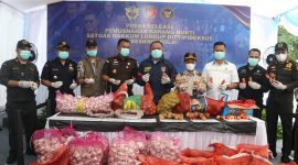 Aparat penegak hukum bersama sejumlah instansi terkait memusnahkan barang bukti bawang impor ilegal yang diduga diselundupkan dari Malaysia melalui jalur tikus di wilayah perbatasan Kalimantan Barat, Kamis (21/5/2026).