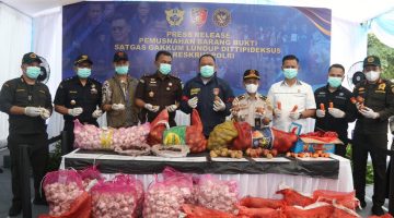 Aparat penegak hukum bersama sejumlah instansi terkait memusnahkan barang bukti bawang impor ilegal yang diduga diselundupkan dari Malaysia melalui jalur tikus di wilayah perbatasan Kalimantan Barat, Kamis (21/5/2026).