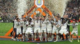 Aston Villa mencatat sejarah besar di kompetisi Eropa musim 2025/2026 setelah berhasil menjuarai Liga Europa usai mengalahkan Freiburg dengan skor telak 3-0.