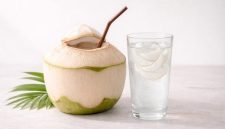 Air kelapa menjadi salah satu minuman alami yang banyak dikonsumsi masyarakat