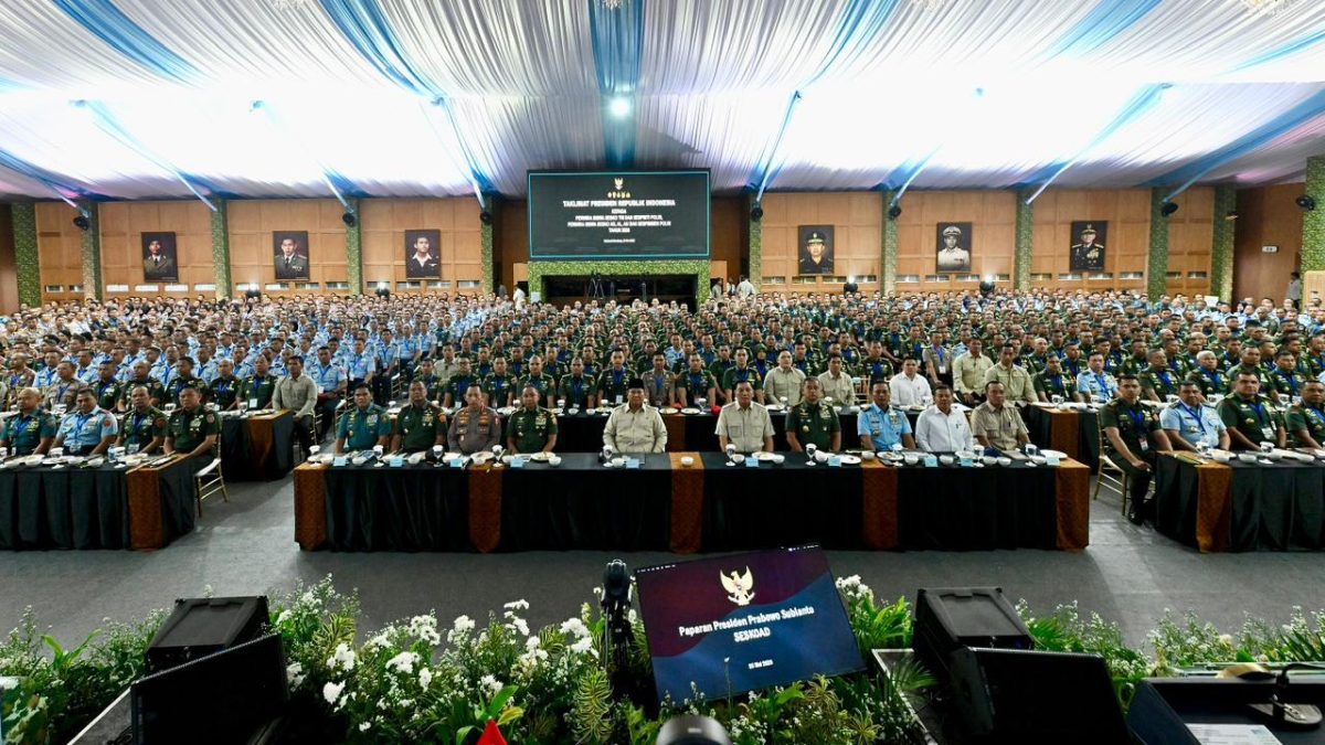 Presiden Republik Indonesia Prabowo Subianto memberikan taklimat kepada 1.095 perwira siswa TNI dan Polri di Kompleks Sekolah Staf dan Komando Angkatan Darat (Seskoad), Bandung, Jawa Barat, Senin (25/5/2026).