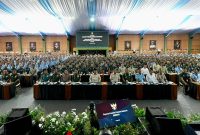 Presiden Republik Indonesia Prabowo Subianto memberikan taklimat kepada 1.095 perwira siswa TNI dan Polri di Kompleks Sekolah Staf dan Komando Angkatan Darat (Seskoad), Bandung, Jawa Barat, Senin (25/5/2026).
