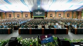 Presiden Republik Indonesia Prabowo Subianto memberikan taklimat kepada 1.095 perwira siswa TNI dan Polri di Kompleks Sekolah Staf dan Komando Angkatan Darat (Seskoad), Bandung, Jawa Barat, Senin (25/5/2026).