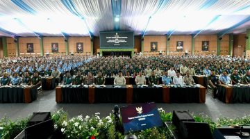 Presiden Republik Indonesia Prabowo Subianto memberikan taklimat kepada 1.095 perwira siswa TNI dan Polri di Kompleks Sekolah Staf dan Komando Angkatan Darat (Seskoad), Bandung, Jawa Barat, Senin (25/5/2026).