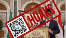 Viral di media sosial Facebook sebuah unggahan foto yang diklaim memperlihatkan Raja Arab Saudi Salman bin Abdulaziz menyerahkan bantuan sebesar Rp100 miliar kepada Menteri Keuangan Purbaya Yudhi Sadewa.