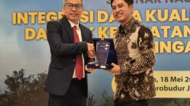 Wamenkes Dante Saksono Harbuwono (Berdiri Kanan, Pakaian Batik)
