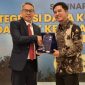 Wamenkes Dante Saksono Harbuwono (Berdiri Kanan, Pakaian Batik)