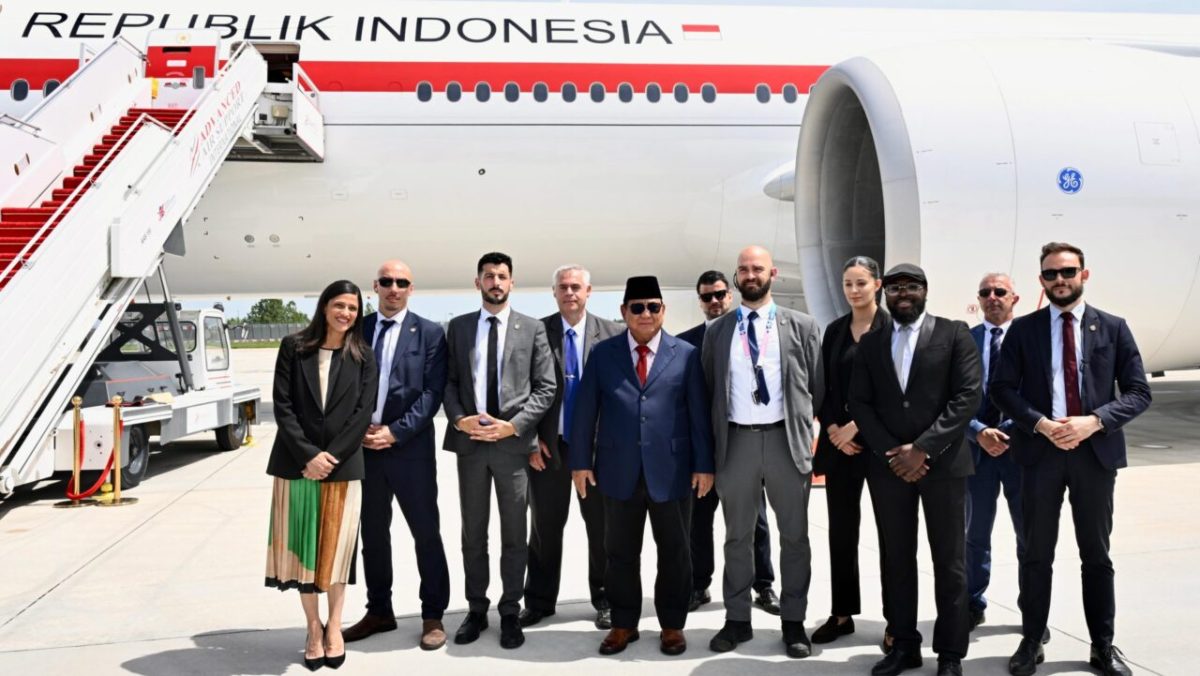 Presiden Republik Indonesia Prabowo Subianto berfoto bersama pengawal Prancis di apron Bandara Orly, Jumat, 29 Mei 2026, sesaat sebelum Kepala Negara bertolak kembali ke Tanah Air. Foto: BPMI Setpres/Rusman