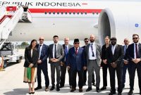Presiden Republik Indonesia Prabowo Subianto berfoto bersama pengawal Prancis di apron Bandara Orly, Jumat, 29 Mei 2026, sesaat sebelum Kepala Negara bertolak kembali ke Tanah Air. Foto: BPMI Setpres/Rusman