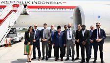 Presiden Republik Indonesia Prabowo Subianto berfoto bersama pengawal Prancis di apron Bandara Orly, Jumat, 29 Mei 2026, sesaat sebelum Kepala Negara bertolak kembali ke Tanah Air. Foto: BPMI Setpres/Rusman
