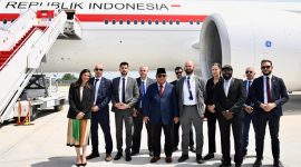 Presiden Republik Indonesia Prabowo Subianto berfoto bersama pengawal Prancis di apron Bandara Orly, Jumat, 29 Mei 2026, sesaat sebelum Kepala Negara bertolak kembali ke Tanah Air. Foto: BPMI Setpres/Rusman