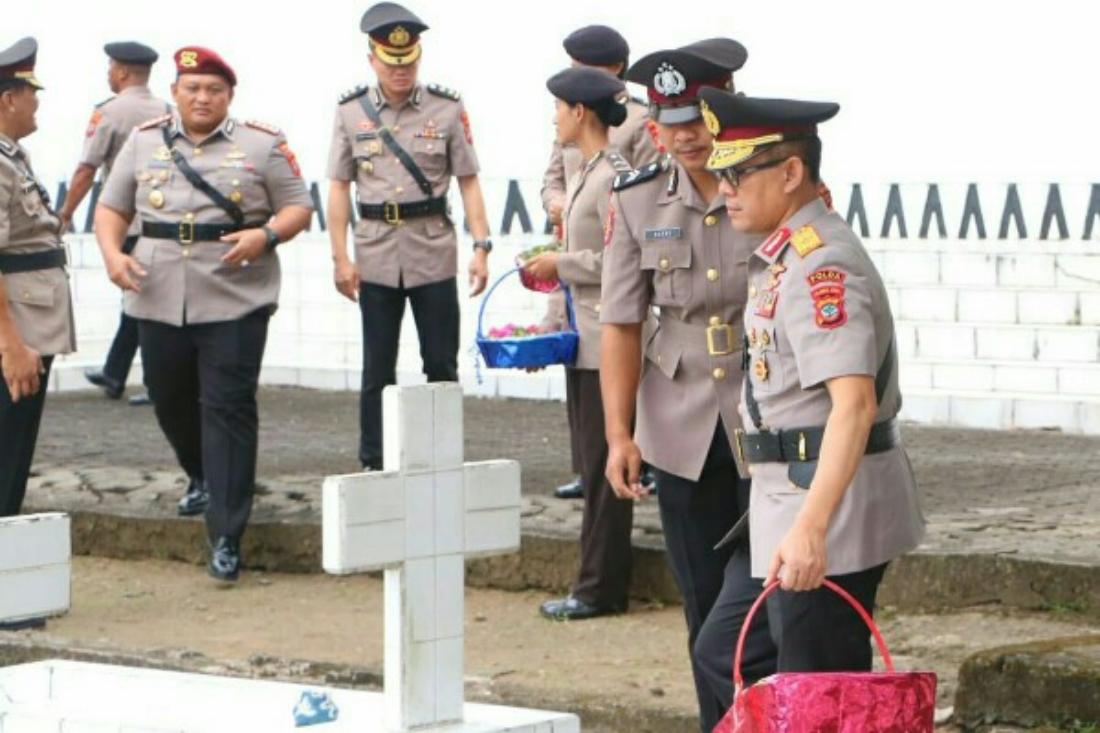 Jelang peringatan Hari Bhayangkara ke-80 Tahun 2026, Polda Sulawesi Utara menggelar ziarah rombongan dan tabur bunga di Taman Makam Pahlawan (TMP) Kairagi, Manado, Rabu (24/6/2026).