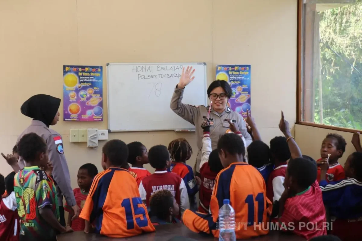 Satgas Operasi Damai Cartenz-2026 terus memperkuat pendekatan humanis melalui program Honai Belajar yang digelar di Polsek Tembagapura, Kabupaten Mimika, Papua Tengah.(Foto Humas Polri)