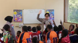Satgas Operasi Damai Cartenz-2026 terus memperkuat pendekatan humanis melalui program Honai Belajar yang digelar di Polsek Tembagapura, Kabupaten Mimika, Papua Tengah.(Foto Humas Polri)