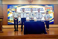 Kantor Imigrasi Kelas I TPI Manado dan Pemerintah Kabupaten Minahasa Selatan resmi menandatangani Perjanjian Kerja Sama (PKS) dalam rangka peningkatan pelayanan keimigrasian kepada masyarakat. (Foto:Yudi/Pilar)