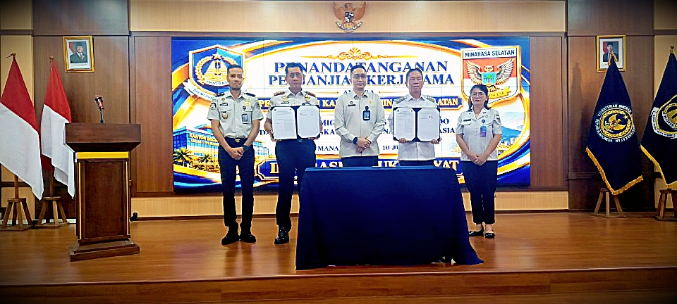 Kantor Imigrasi Kelas I TPI Manado dan Pemerintah Kabupaten Minahasa Selatan resmi menandatangani Perjanjian Kerja Sama (PKS) dalam rangka peningkatan pelayanan keimigrasian kepada masyarakat. (Foto:Yudi/Pilar)