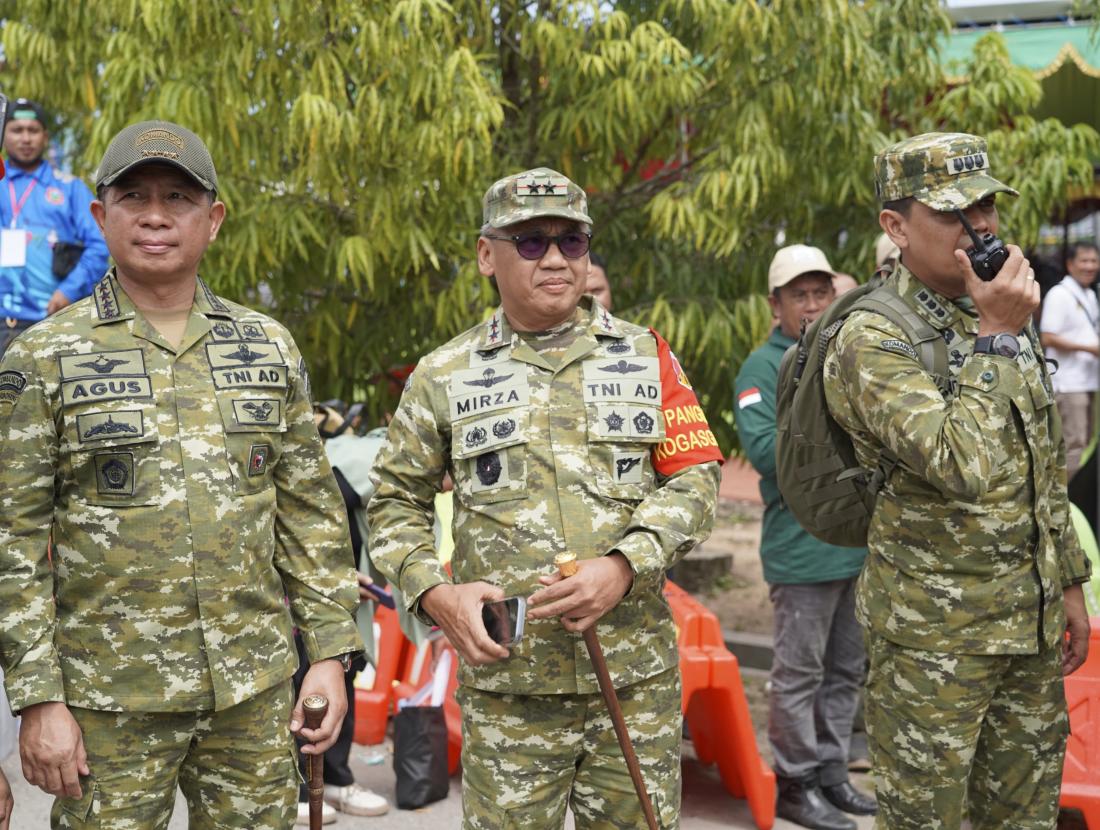 Pangdam XIII/Merdeka Mayjen TNI Mirza Agus menyambut kedatangan Panglima TNI, Agus Subiyanto, di Bandar Udara Djalaluddin, Gorontalo, Rabu (24/6/2026).