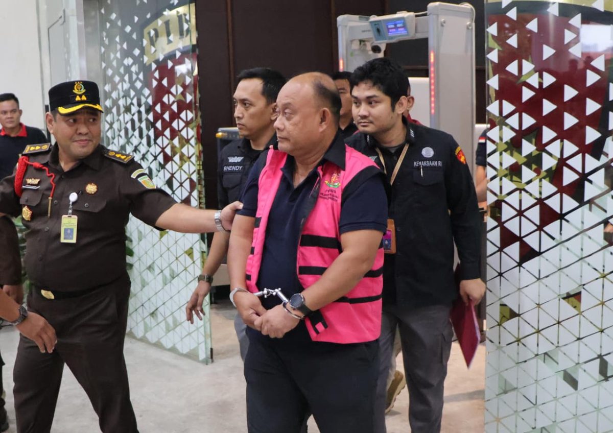 Mantan Kepala BGN Dadan Hidayana Ditahan Kejaksaan Agung dengan tangan Diborgol. (Foto Ist)