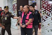 Mantan Kepala BGN Dadan Hidayana Ditahan Kejaksaan Agung dengan tangan Diborgol. (Foto Ist)