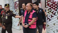 Mantan Kepala BGN Dadan Hidayana Ditahan Kejaksaan Agung dengan tangan Diborgol. (Foto Ist)
