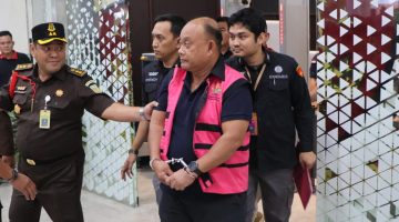 Mantan Kepala BGN Dadan Hidayana Ditahan Kejaksaan Agung dengan tangan Diborgol. (Foto Ist)