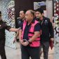 Mantan Kepala BGN Dadan Hidayana Ditahan Kejaksaan Agung dengan tangan Diborgol. (Foto Ist)