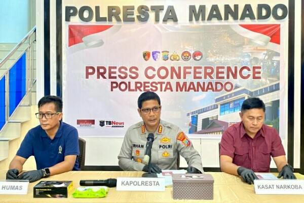 Kapolresta Manado Kombes Pol Irham Halid dalam konferensi pers yang didampingi Kasat Resnarkoba Kompol Hilman Muthalib dan Kasi Humas Iptu Agus Haryono, Selasa 2/6/2026. (Foto: Humas Polresta Manado)