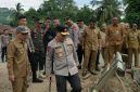 Kapolda Sulawesi Utara Irjen Pol Roycke Harry Langie bersama Ketua Bhayangkari Daerah Sulut Ny. Joan Roycke Langie meninjau langsung lokasi terdampak banjir bandang di Desa Solimandungan II, Kecamatan Bolaang, Kabupaten Bolaang Mongondow, Senin (8/6/2026).