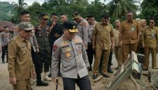Kapolda Sulawesi Utara Irjen Pol Roycke Harry Langie bersama Ketua Bhayangkari Daerah Sulut Ny. Joan Roycke Langie meninjau langsung lokasi terdampak banjir bandang di Desa Solimandungan II, Kecamatan Bolaang, Kabupaten Bolaang Mongondow, Senin (8/6/2026).